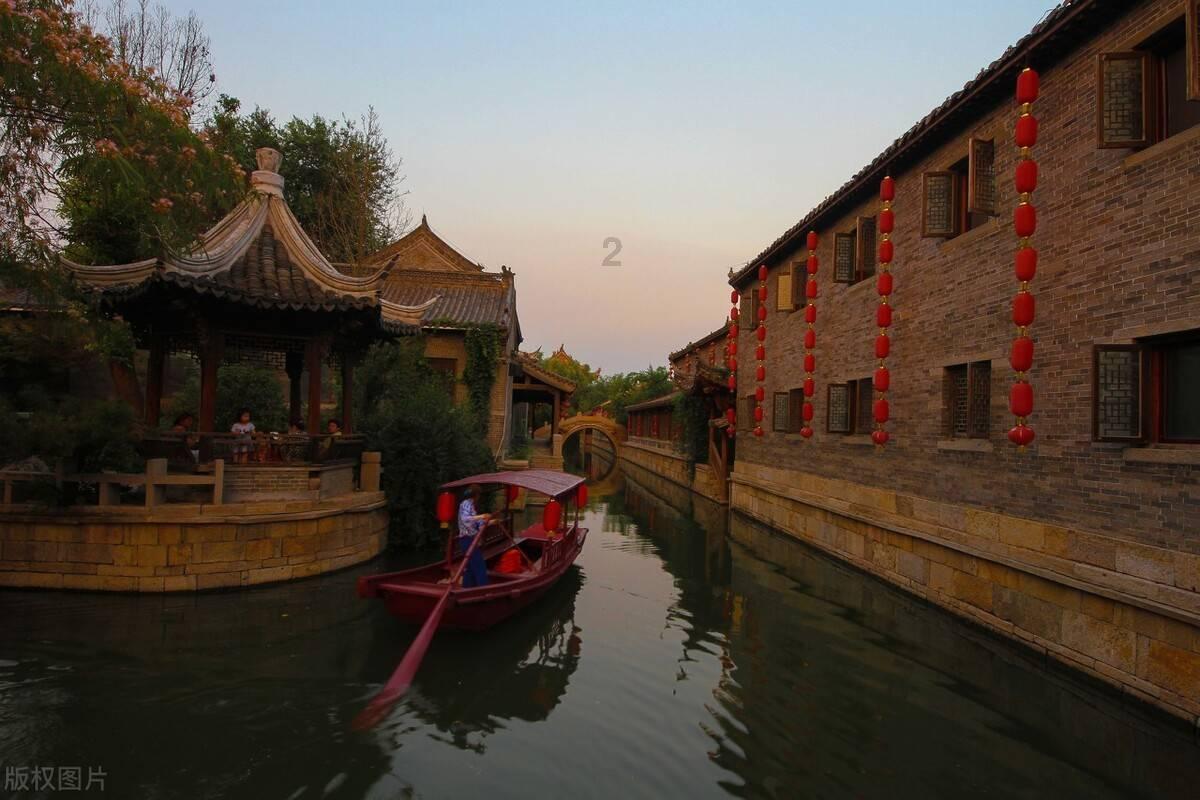 男孩在海底捞想听生日快乐歌,结果尴尬的抠出三室一厅